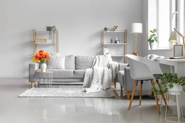 茶几上有舒适的沙发和郁金香花的轻便客厅的内部 — 图库照片