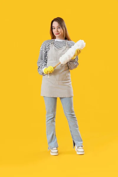 Junge Frau Mit Staubwedel Auf Gelbem Hintergrund — Stockfoto
