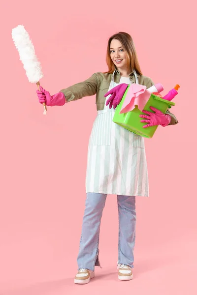 Молодая Женщина Пылесосом Чистящие Средства Розовом Фоне — стоковое фото