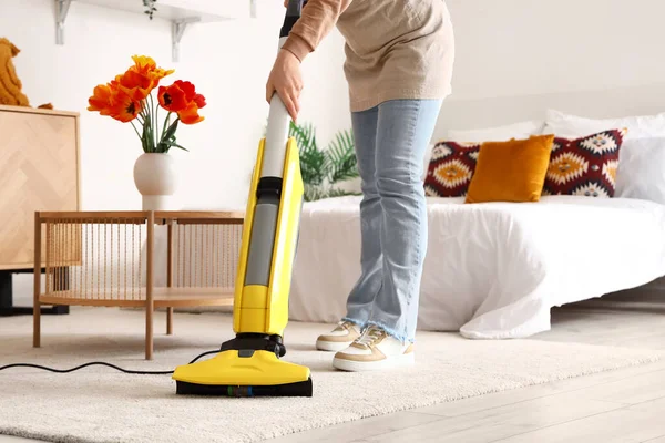Young Woman Hoovering Carpet Bedroom — Stock Photo, Image