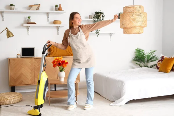 Wanita Muda Dengan Vacuum Cleaner Menari Kamar Tidur — Stok Foto