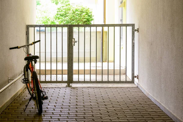 Nueva Bicicleta Con Estilo Cerca Pared Luz Puerta Aire Libre —  Fotos de Stock