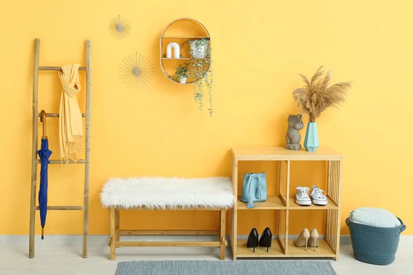 ホールでオレンジの壁の近くの靴 ベンチ 棚とはしごを持つ棚ユニット — ストック写真