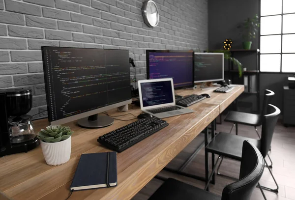 Programmerares Arbetsplatser Med Datorskärmar Kontoret — Stockfoto
