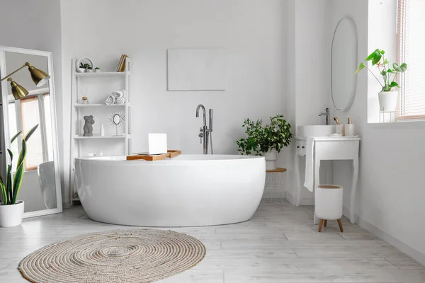 Interior Casa Banho Leve Com Banheira Unidade Prateleira Penteadeira — Fotografia de Stock