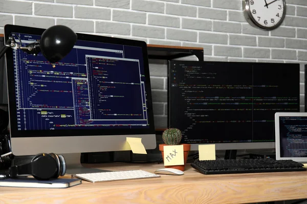 Lugares Trabajo Del Programador Con Monitores Ordenador Oficina —  Fotos de Stock