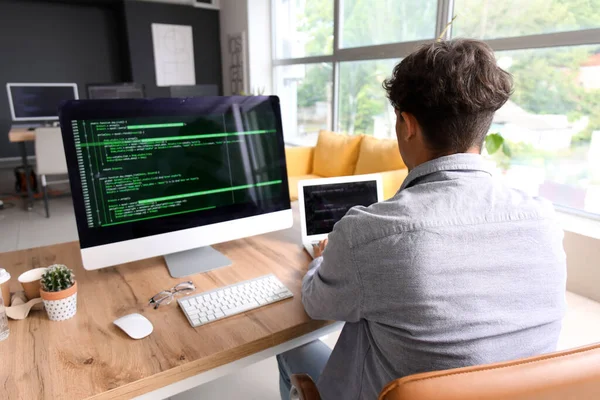 Programador Masculino Trabajando Con Ordenador Portátil Mesa Oficina —  Fotos de Stock