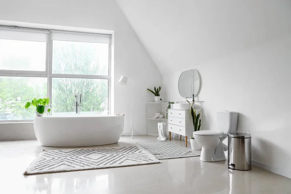 Innenraum Helles Badezimmer Mit Badewanne Waschbecken Auf Kommode Und Toilettenschüssel — Stockfoto