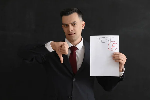Muž Učitel Kontrolovaným Testovacím Listem Ukazujícím Palec Dolů Tabule Třídě — Stock fotografie