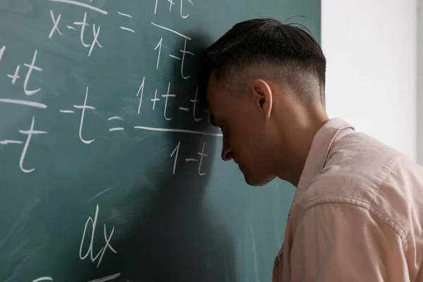 Unavený Učitel Matematiky Blízkosti Tabule Třídě — Stock fotografie