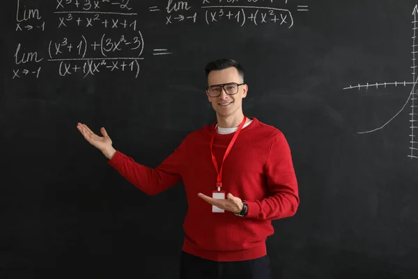 Profesor Matemáticas Masculino Conduciendo Lección Cerca Pizarra Clase — Foto de Stock