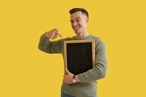 Muž Učitel Ukazuje Tabuli Žlutém Pozadí — Stock fotografie