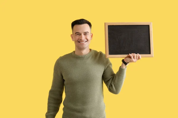 Männlicher Lehrer Mit Kreidetafel Auf Gelbem Hintergrund — Stockfoto