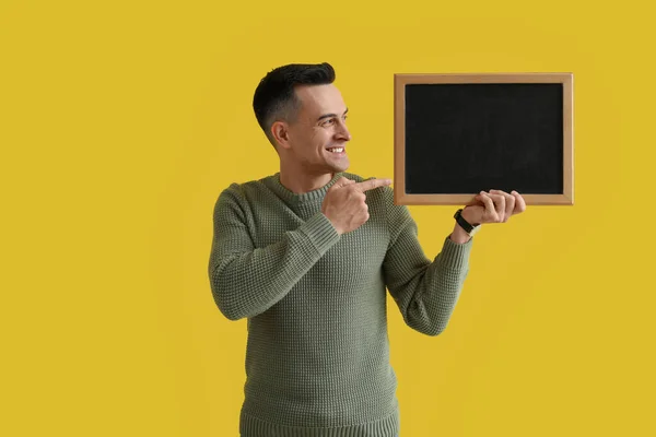 Αρσενικός Δάσκαλος Που Δείχνει Τον Πίνακα Κίτρινο Φόντο — Φωτογραφία Αρχείου