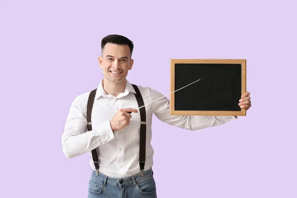 Männlicher Lehrer Mit Zeiger Und Kreidetafel Auf Fliederfarbenem Hintergrund — Stockfoto