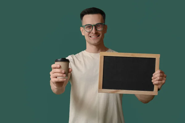Männlicher Lehrer Mit Tafel Und Tasse Kaffee Auf Grünem Hintergrund — Stockfoto