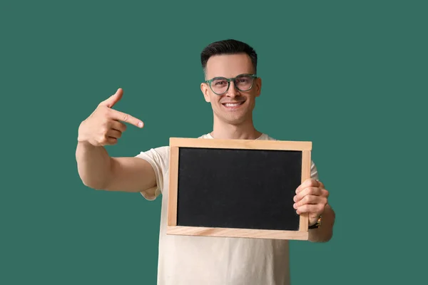 Mężczyzna Nauczyciel Wskazując Tablicy Zielonym Tle — Zdjęcie stockowe