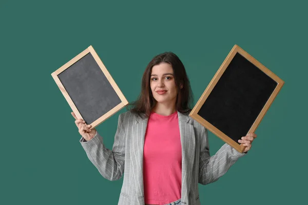 Vrouwelijke Leraar Met Schoolborden Groene Achtergrond — Stockfoto