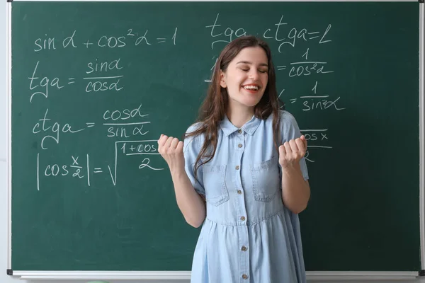 课堂黑板旁边快乐的女数学老师 — 图库照片