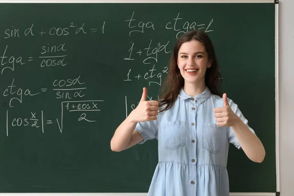 Kvinna Matematiklärare Visar Tummen Upp Nära Tavlan Klassrummet — Stockfoto