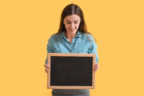 女性教師とともに黒板に黄色の背景 — ストック写真