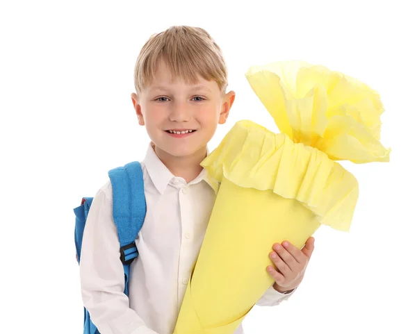 小さな男の子でバックパックと黄色の学校コーン隔離された白い背景 — ストック写真