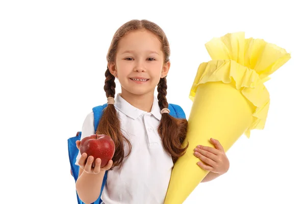 Dziewczynka Plecakiem Żółtym Stożkiem Szkolnym Świeżym Jabłkiem Białym Tle — Zdjęcie stockowe