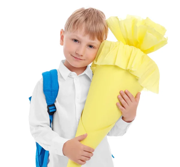 Kleine Jongen Met Rugzak Gele Schoolkegel Geïsoleerd Witte Achtergrond — Stockfoto
