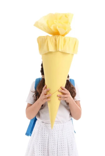 Kleines Mädchen Mit Rucksack Und Gelbem Schulkegel Auf Weißem Hintergrund — Stockfoto