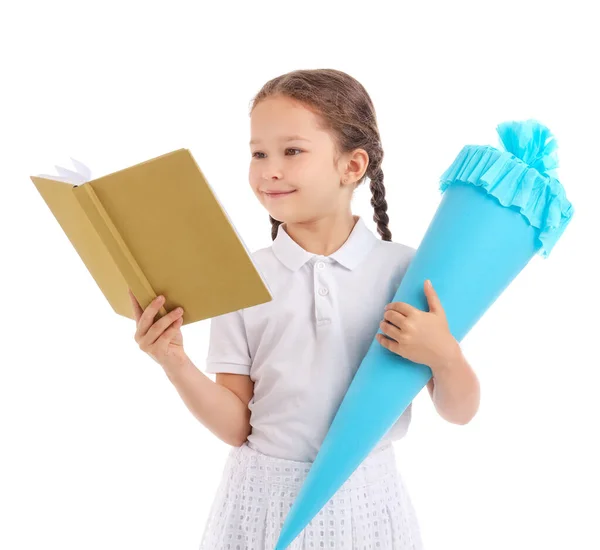 Szczęśliwa Dziewczynka Niebieskim Stożka Szkolnego Czytania Książki Izolowane Białym Tle — Zdjęcie stockowe