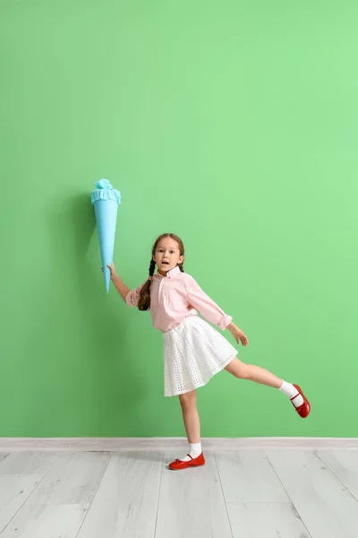 Klein Meisje Met Blauwe School Kegel Buurt Van Groene Muur — Stockfoto