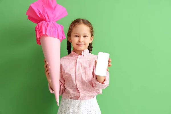 Klein Meisje Met Roze School Kegel Mobiele Telefoon Groene Achtergrond — Stockfoto