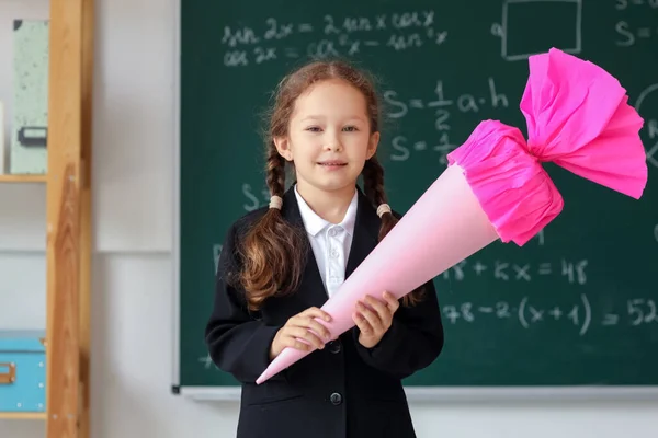 Menina Feliz Com Cone Escola Rosa Sala Aula Perto Quadro — Fotografia de Stock