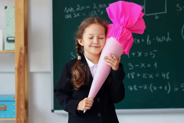 Menina Feliz Com Cone Escola Rosa Sala Aula Perto Quadro — Fotografia de Stock