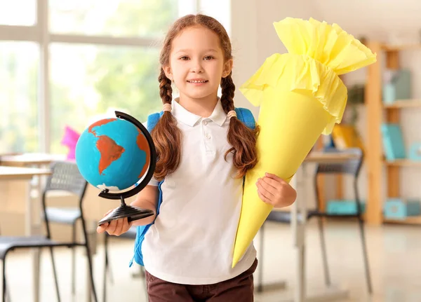 Szczęśliwa Dziewczynka Żółtym Stożkiem Szkolnym Globusem Klasie — Zdjęcie stockowe