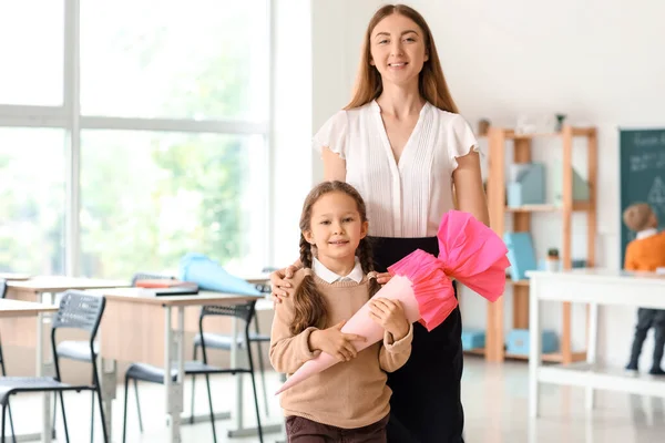 快乐的小女孩 带着粉红的学锥 教室里的老师 — 图库照片