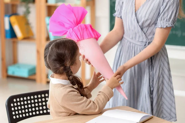Leraar Groet Haar Gelukkige Leerling Met Roze Schoolkegel Klas — Stockfoto
