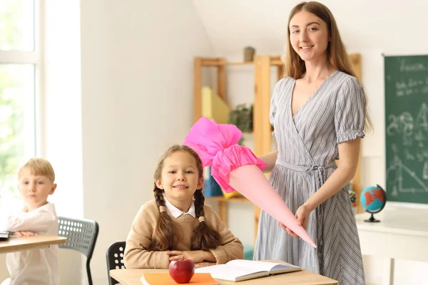 Leraar Groet Haar Gelukkige Leerling Met Roze Schoolkegel Klas — Stockfoto