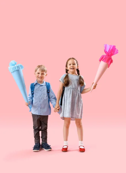 Happy Kleine Klasgenoten Met Rugzakken Kleurrijke School Kegels Roze Achtergrond — Stockfoto