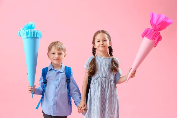 Happy Kleine Klasgenoten Met Rugzakken Kleurrijke School Kegels Roze Achtergrond — Stockfoto