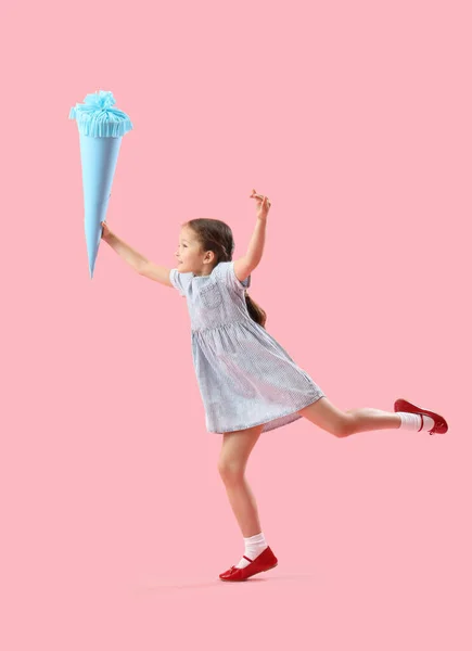 Gelukkig Klein Meisje Met Blauw School Kegel Springen Roze Achtergrond — Stockfoto