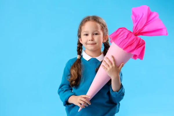 Gelukkig Klein Meisje Met Roze School Kegel Blauwe Achtergrond — Stockfoto