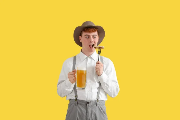 Jovem Roupas Tradicionais Alemãs Com Cerveja Comendo Salsicha Fundo Amarelo — Fotografia de Stock