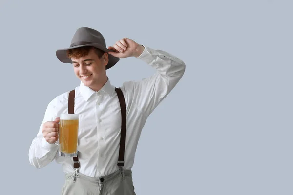 Молодий Чоловік Традиційному Німецькому Одязі Пивом Світлому Фоні — стокове фото