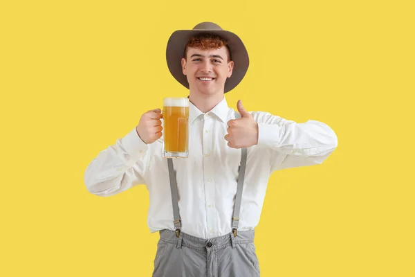 Jeune Homme Dans Des Vêtements Traditionnels Allemands Avec Bière Montrant — Photo