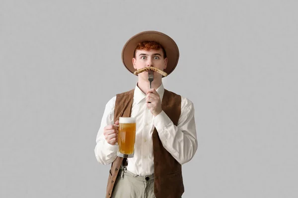 Jovem Roupas Tradicionais Alemãs Com Cerveja Salsicha Fundo Claro — Fotografia de Stock