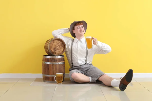 Jongeman Traditionele Duitse Kleren Met Bier Buurt Van Gele Muur — Stockfoto
