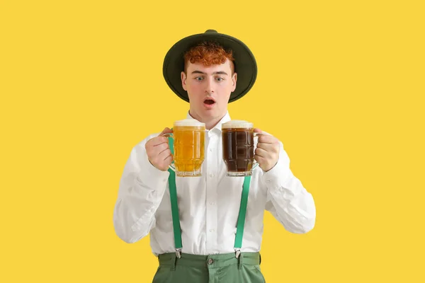 穿着德国传统服装 背景为黄色的啤酒的年轻人震惊不已 — 图库照片