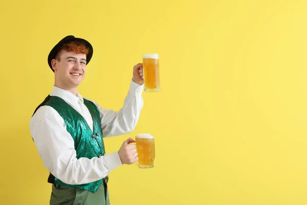 Jeune Homme Vêtements Traditionnels Allemands Avec Bière Sur Fond Jaune — Photo