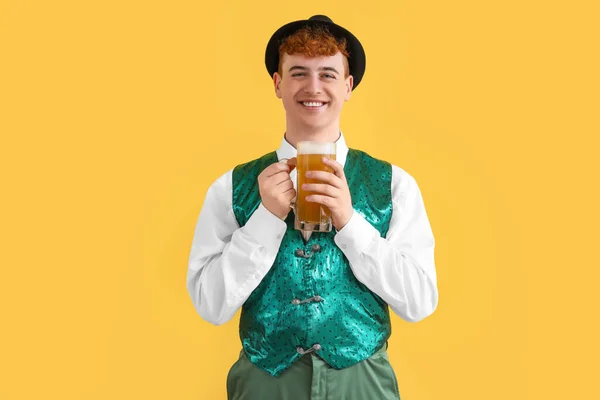 Joven Ropa Tradicional Alemana Con Cerveza Sobre Fondo Amarillo —  Fotos de Stock